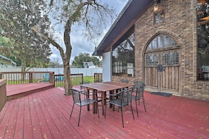 Deck | Outdoor Dining Table