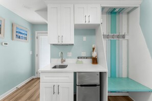 Side & Front Entryway, Mini Bar
