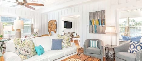 Wrens Nest - Casual, Coastal design, completely renovated Tybee cottage