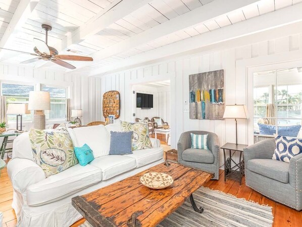 Wrens Nest - Casual, Coastal design, completely renovated Tybee cottage