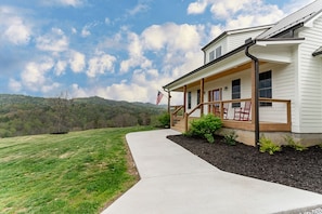 Modern Farmhouse in a mountain setting