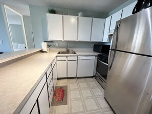 Fully Equipped Kitchen with Dishwasher - Fully Equipped Kitchen with Dishwasher