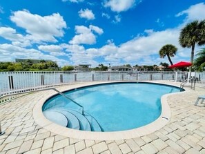 Heated pool. Watch the boats go by. Intracoastal sunsets