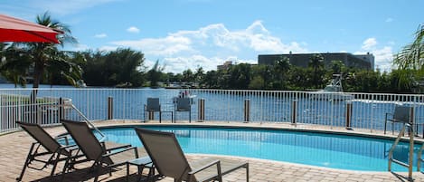 Heated pool. Watch the boats go by. Intracoastal sunsets