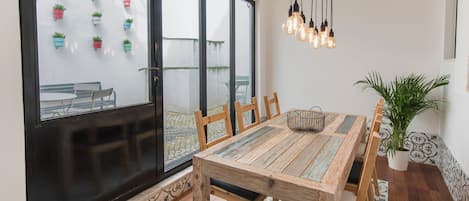 The perfect spot to enjoy a delicious meal with your loved ones! #airbnb #airbnblisbon #portugal #pt #lisbon