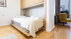 Cozy single bed #porto #downtown #sunny #airbnb