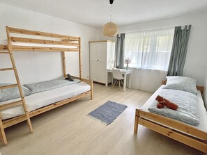 Schlafzimmer 2 inkl. Hochbett (1x Einzelbett und 1x Doppelbett) und Einzelbett