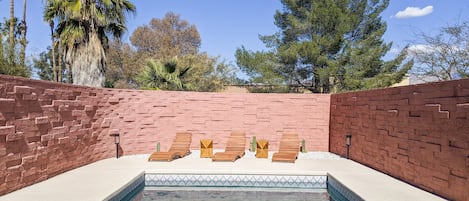 Sparkling pool that can be heated, with plenty of lounging space.