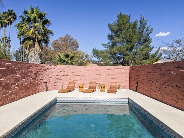 Sparkling pool that can be heated, with plenty of lounging space.