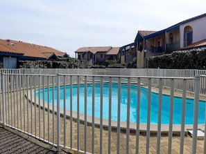 Wasser, Himmel, Gebäude, Fenster, Schwimmbad, Azurblau, Zaun, Wolke, Gewässer, Haus