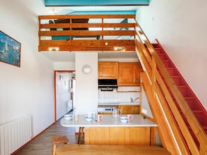 Gebäude, Fenster, Treppe, Blau, Holz, Interior Design, Flooring, Farbe, Haus