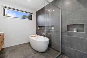 Full sized main bathroom.