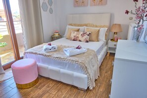 Elena Luxury Suite Agios Stefanos ·- bedroom