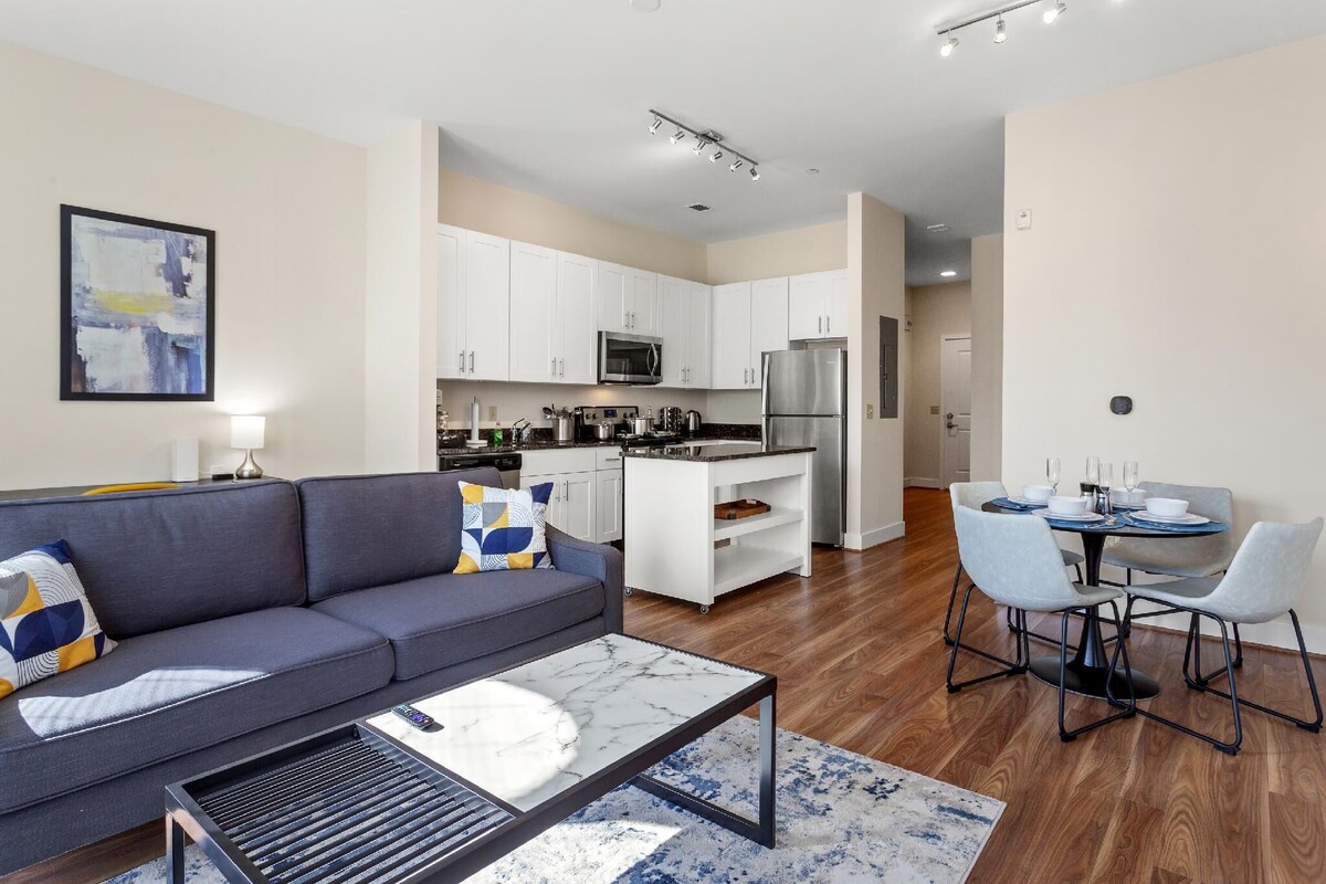 King Bed| WALK SCORE 91 |NEAR KING ST | Close to DCA