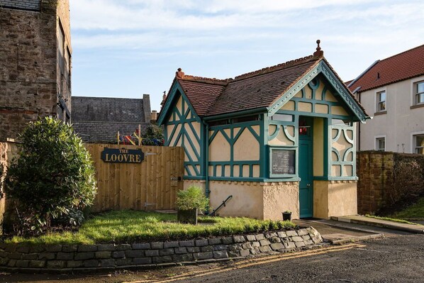The Loovre - with easy access to the town and its cafes, restaurants, shops and train station
