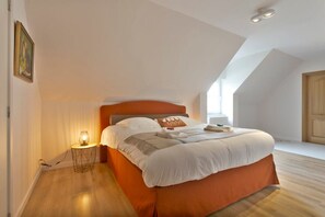 Spacious room with double bed