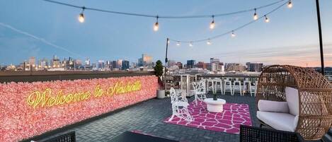 Experience the ultimate city vibes at our rooftop bar. Sip on your favorite cocktail while enjoying the breathtaking view of the city lights.