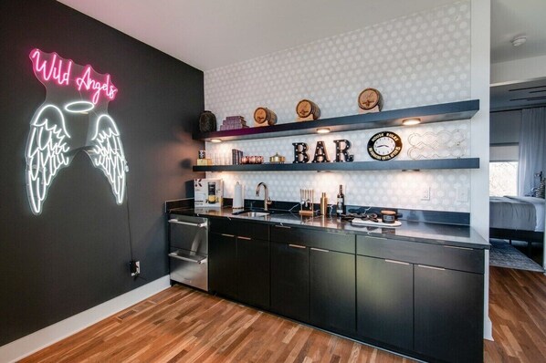 Escape to your Nashville oasis! This stylish vacation rental features a chic bar, perfect for pre-city cocktails. Ideal for groups, family reunions, or bachelorette parties—relax in luxury after exploring Downtown. Your Music City getaway awaits!