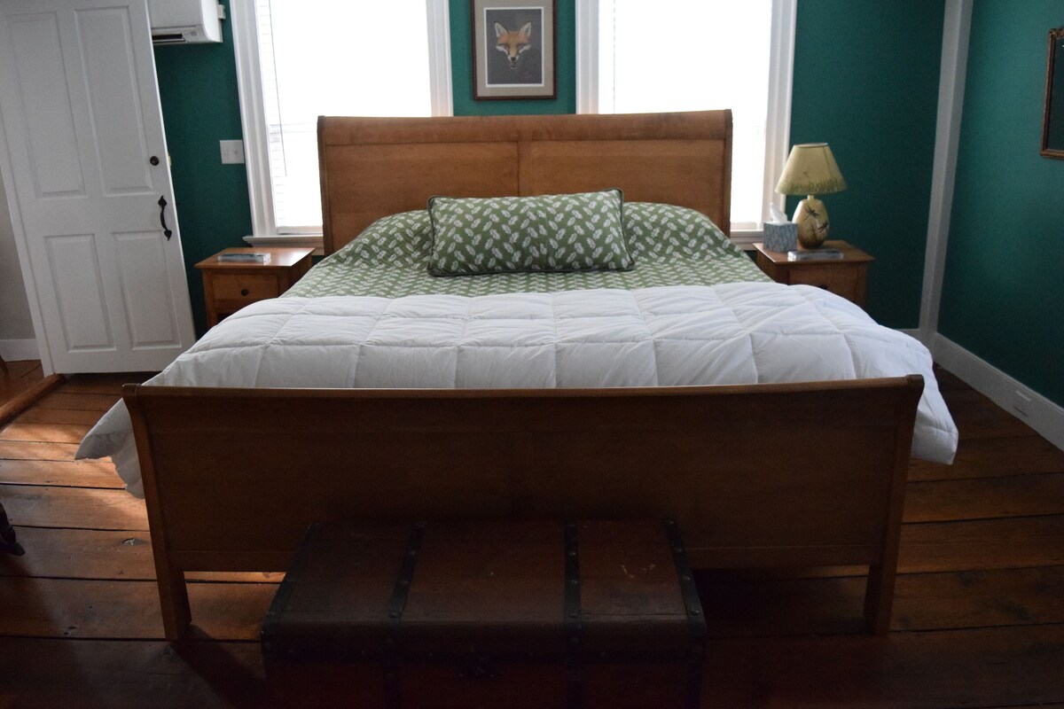 Private Room at Dragonfly Inn