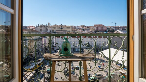 Beautiful view of a Lisbon's plaza surrounded by a various of portugueses architecture #airbnb #lisbon #pt #portugal #view #plaza