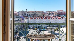 Beautiful view of a Lisbon's plaza surrounded by a various of portugueses architecture #airbnb #lisbon #pt #portugal #view #plaza