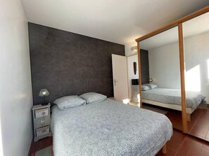 Chambre parentale avec grands rangements 