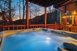 Hot Tub (new in 2022) sits 7 people.