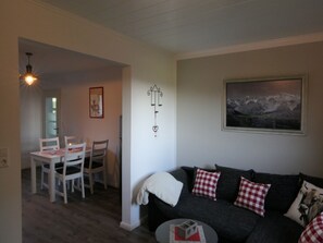Ferienwohnung "Sunnenviul", 50 qm, 1 Schlafzimmer, max. 3-4 Personen-Wohnzimmer, Sitzecke Küche