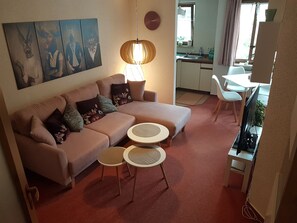 Appartement 17 mit 42qm, 2 Schlafzimmer für max. 4 Personen-Wohnbereich mit Blick zur Küche