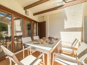 Table, Meubles, Propriété, Chaise, Bois, Plante, Vaisselle, Design Intérieur, Salon, Ombre