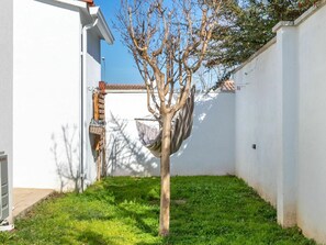 Plant, Building, Leaf, Wood, Tree, Land Lot, Grass, Twig, House, Trunk