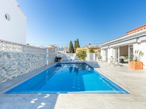 Water, Plant, Sky, Swimming Pool, Building, Blue, Azure, Body Of Water, Leisure, House