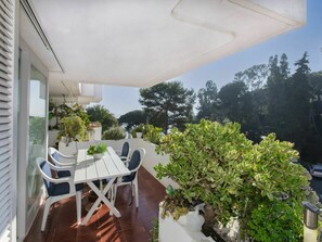 Pflanze, Möbel, Tabelle, Gebäude, Schatten, Stuhl, Interior Design, Blumentopf, Gartenmöbel, Himmel