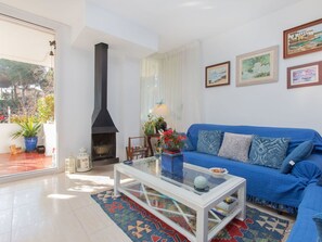 Tabelle, Couch, Möbel, Eigentum, Pflanze, Zimmerpflanze, Bilderrahmen, Azurblau, Interior Design, Wohnzimmer