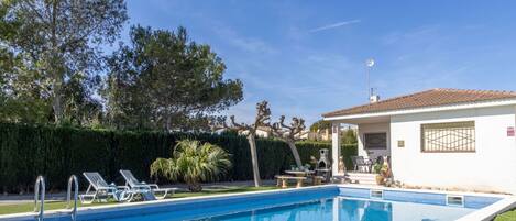 Water, Plant, Sky, Swimming Pool, Azure, Shade, Building, Leisure, Cloud, Residential Area