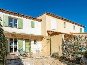 Pflanze, Himmel, GebÀude, Fenster, Haus, Grundstueck, Schatten, Nachbarschaft, Baum