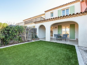 Pflanze, Himmel, GebÀude, Grundstueck, Baum, Gras, Urban Design, Veranda, Haus, Wohngebiet
