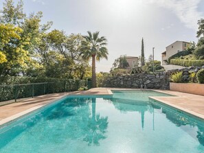 L'Eau, Ciel, Plante, Nuage, Piscine, Bleu Azur, Arbre, Arecales, Bâtiment, Herbe