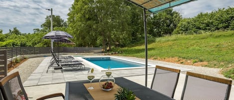 Water, Sky, Property, Swimming Pool, Plant, Azure, Tree, Grass, Leisure, Composite Material
