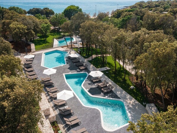 L'Eau, Bâtiment, Piscine, Plante, Bleu Azur, Arbre, Station Balnéaire, Végétation, Architecture, Cotiers Et Relief Océaniques