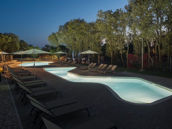 Ciel, L'Eau, Piscine, Plante, Arbre, Ombre, Éclairage, Mobilier De Jardin, Loisir, Paysage