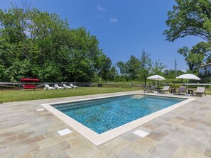 Agua, Planta, Cielo, Piscina, Árbol, Sombra, Hierba, Barrio Residencial, Material Compuesto, Rectángulo