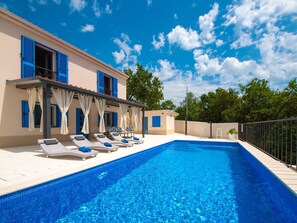 Sky, Cloud, Plant, Water, Daytime, Building, Property, Window, Blue, Swimming Pool