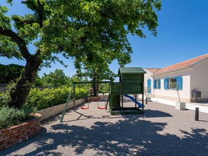 Pflanze, Himmel, Schatten, Baum, Gebäude, Strassenbelag, Grundstueck, Nachbarschaft, Gras, Wohngebiet