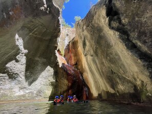 Acqua, Barca, Roccia Di Fondo, Costiera E Morfologie Oceanic, Alveo, Terreno, Formazione, Lago, Barche E Nautica - Macchine E Materiali