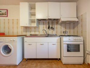 Cabinetry, Wäschekammer, Countertop, Spüle, Gebäude, Herd, Küchengerät, Sinken, Küche, Haushaltsgerät
