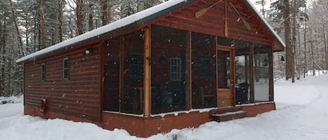 2 bedroom cabin sits on 1 acre on a dead end road