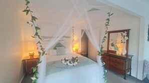Main bedroom (netting optional) for hen's parties, romantic getaways.