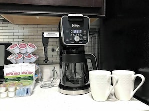 Kitchen: Stocked Ninja Coffee Bar with Hot Chocolate and Tea!