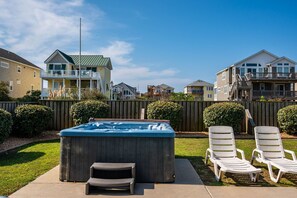 NH187: South Fork Farms 10 | Rear Exterior - Hot Tub